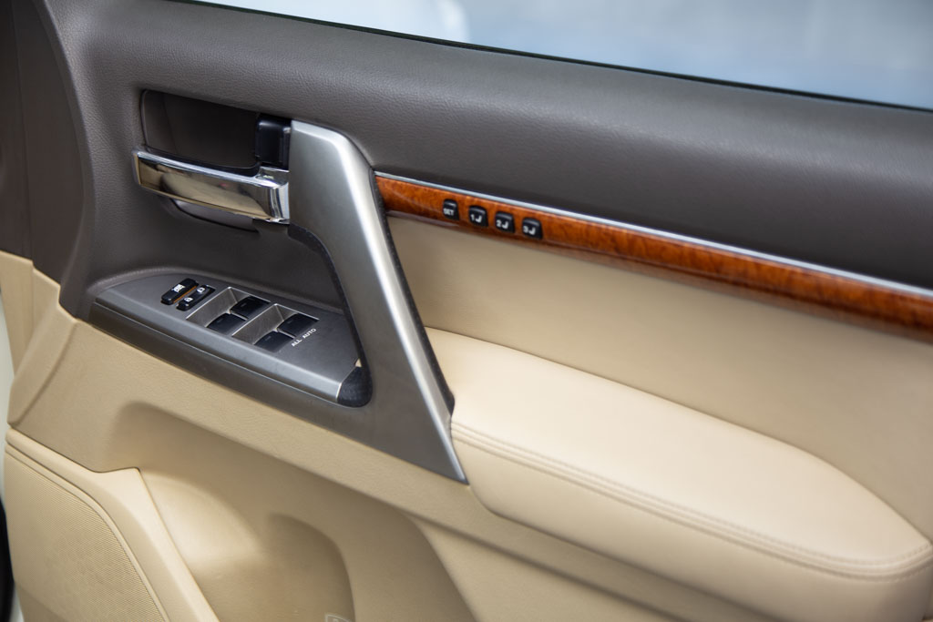 TOYOTA LAND CRUISER LC200