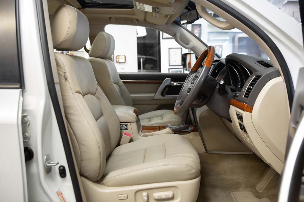 TOYOTA LAND CRUISER LC200