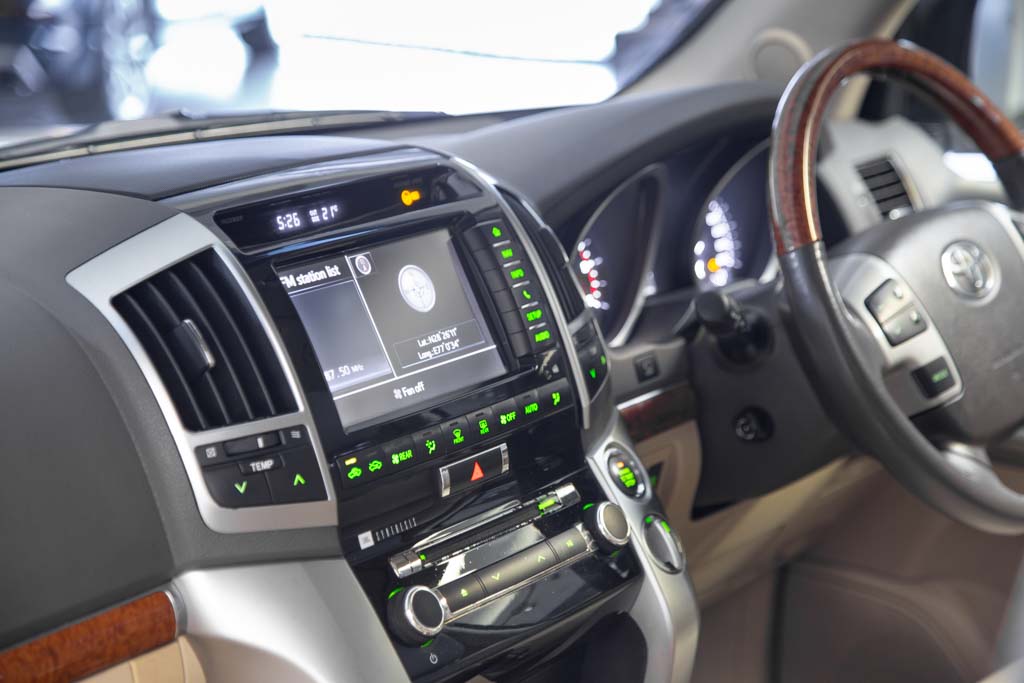 TOYOTA LAND CRUISER LC200