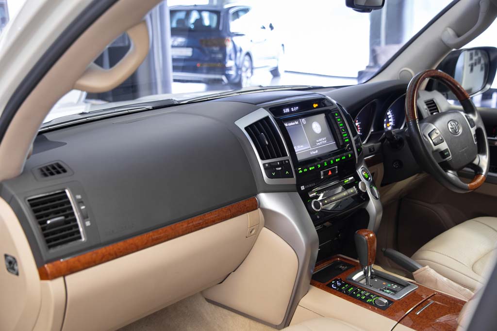 TOYOTA LAND CRUISER LC200