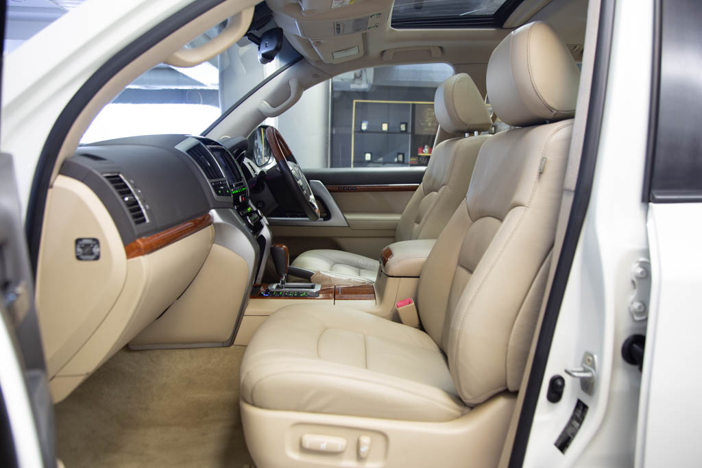 TOYOTA LAND CRUISER LC200