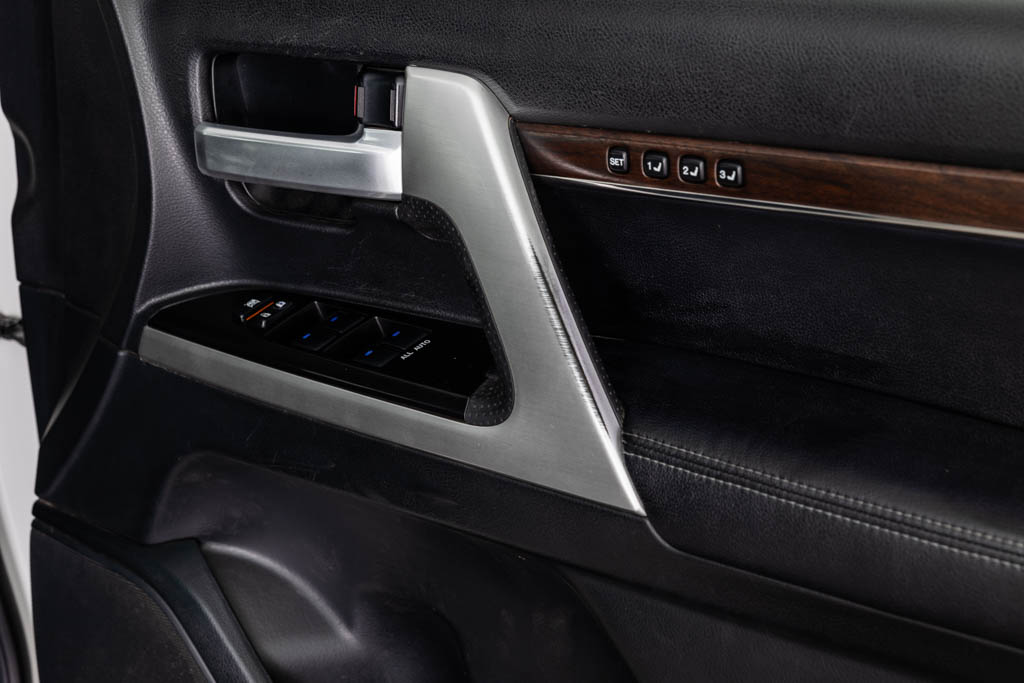 TOYOTA LAND CRUISER LC200 VX