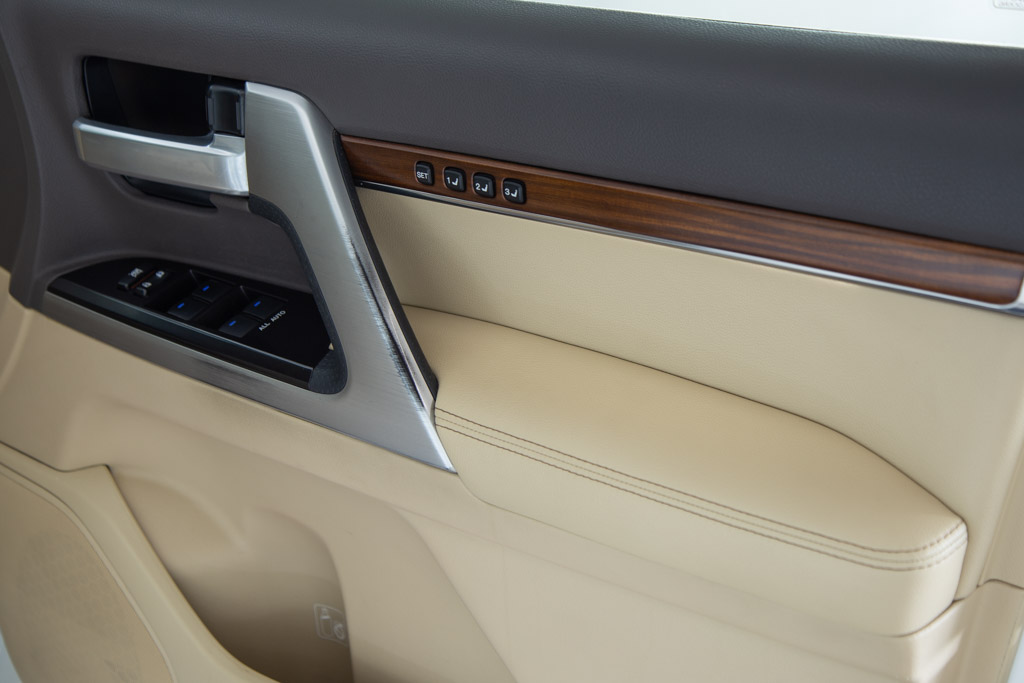 TOYOTA LAND CRUISER LC200 VX