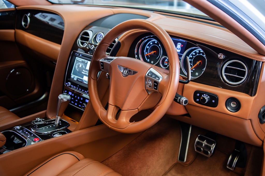 BENTLEY FLYING SPUR V8