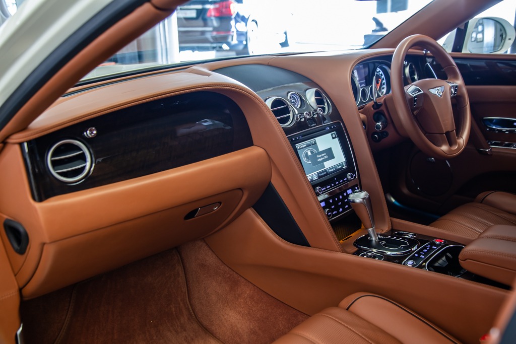 BENTLEY FLYING SPUR V8