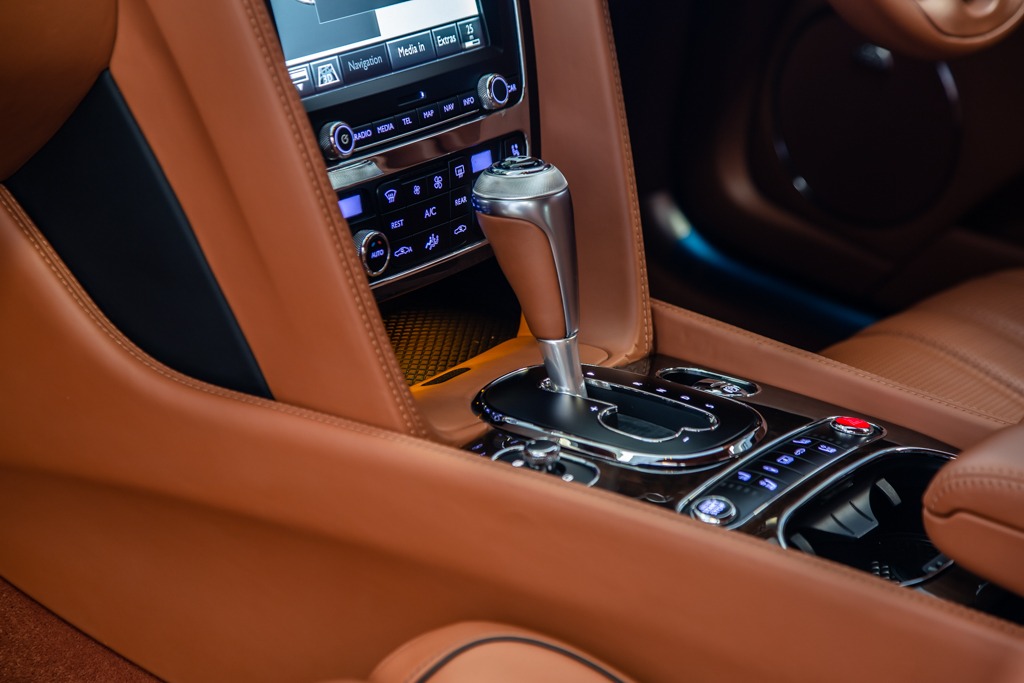 BENTLEY FLYING SPUR V8