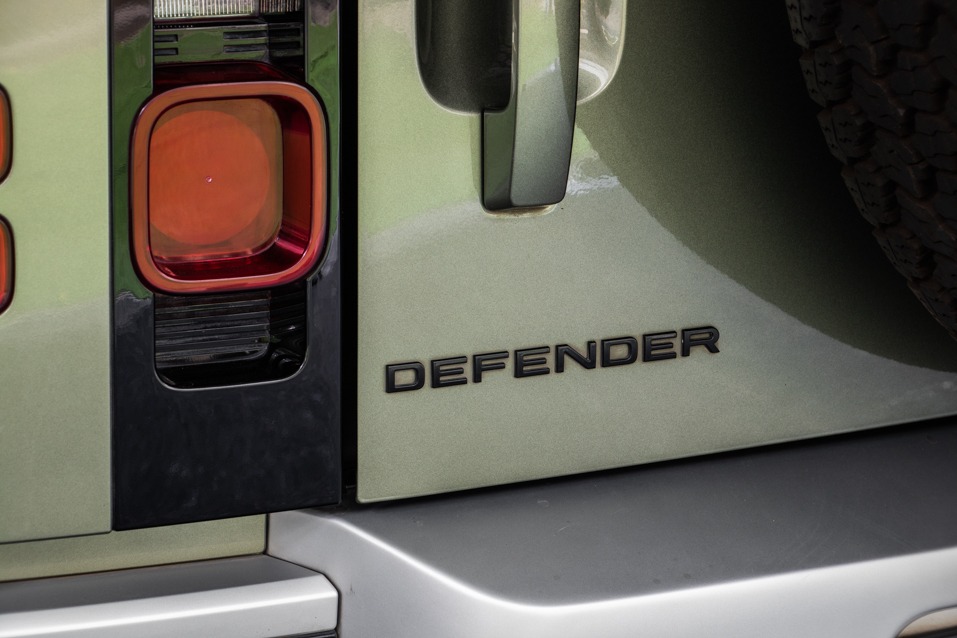 LAND ROVER DEFENDER 90 P300 SE