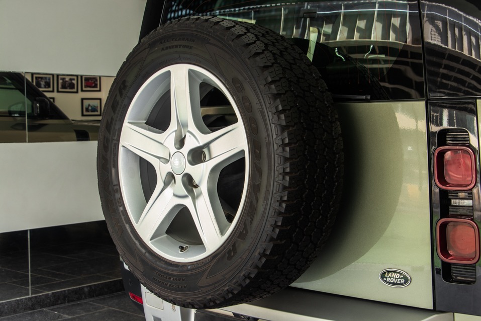 LAND ROVER DEFENDER 90 P300 SE