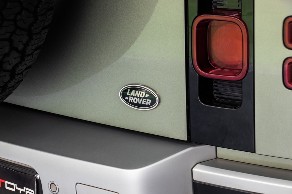 LAND ROVER DEFENDER 90 P300 SE