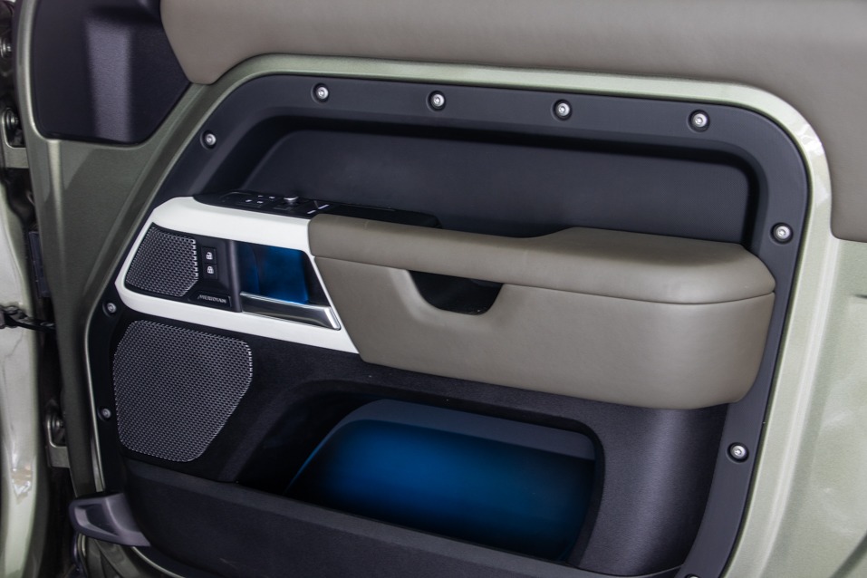 LAND ROVER DEFENDER 90 P300 SE