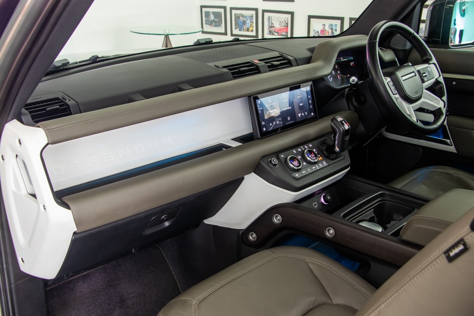 LAND ROVER DEFENDER 90 P300 SE