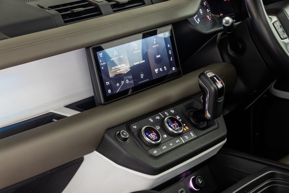 LAND ROVER DEFENDER 90 P300 SE