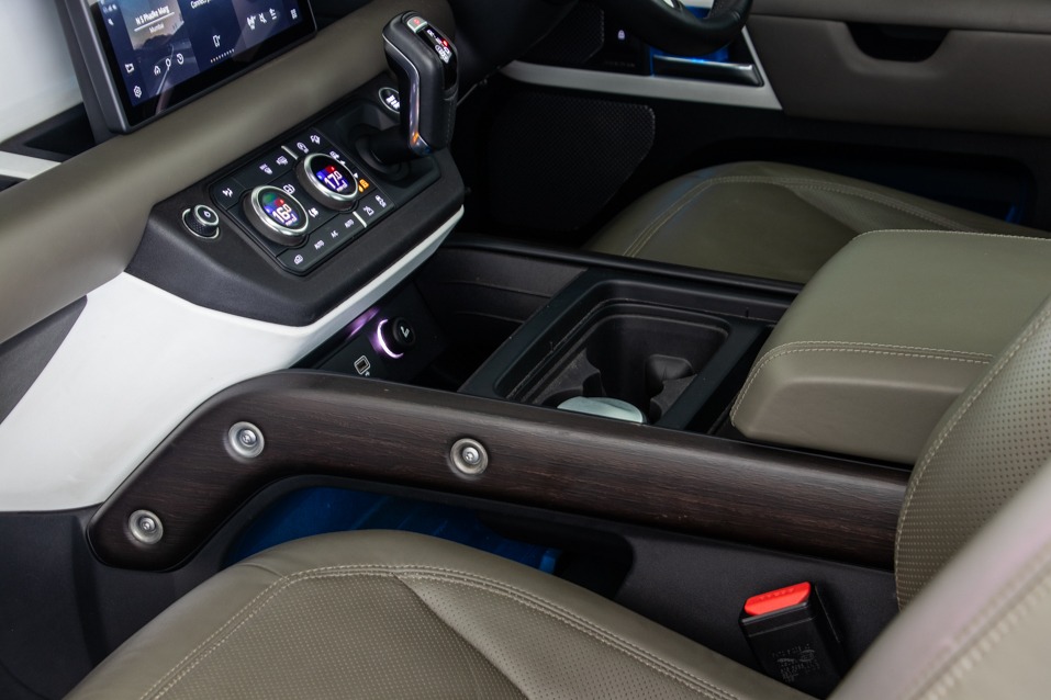 LAND ROVER DEFENDER 90 P300 SE