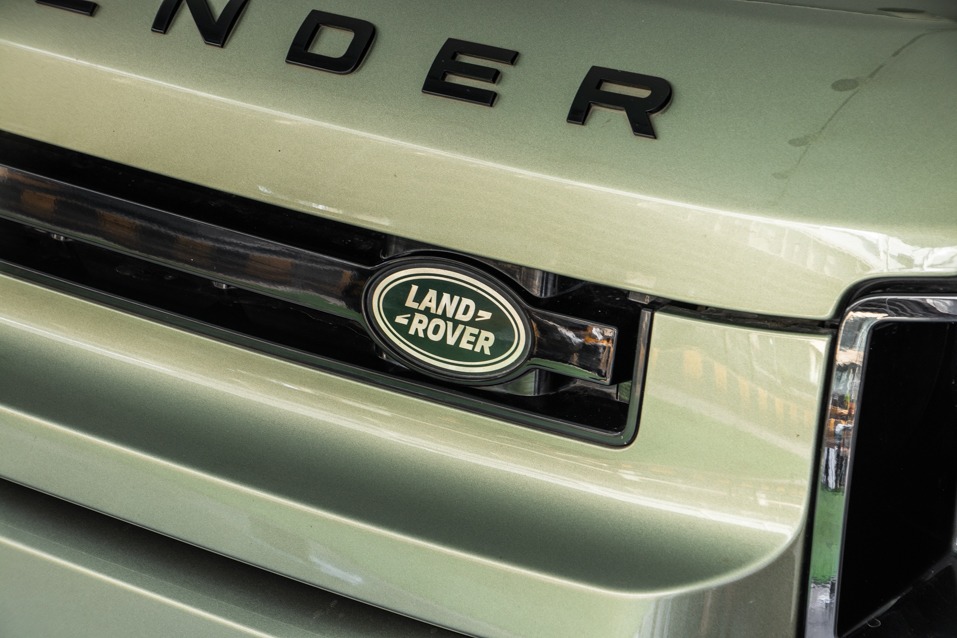 LAND ROVER DEFENDER 90 P300 SE