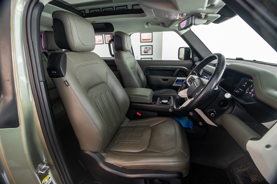 LAND ROVER DEFENDER 90 P300 SE