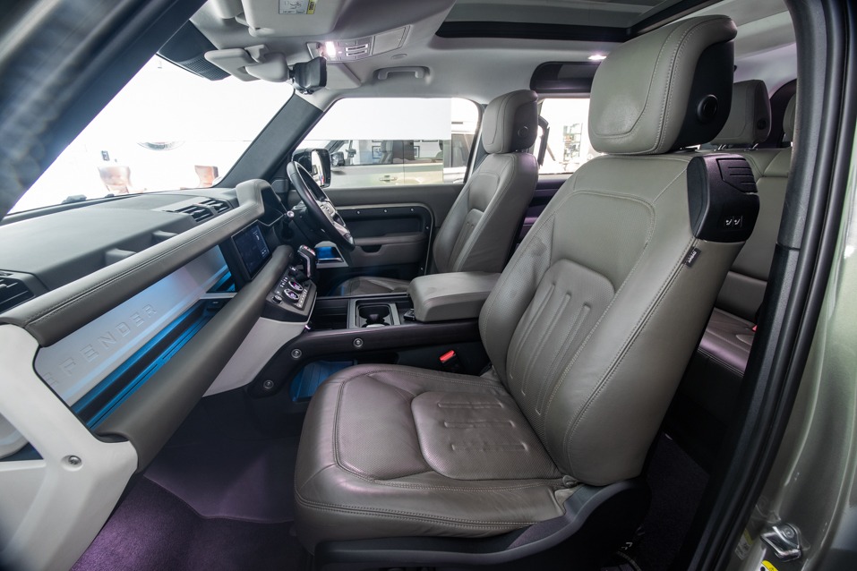 LAND ROVER DEFENDER 90 P300 SE