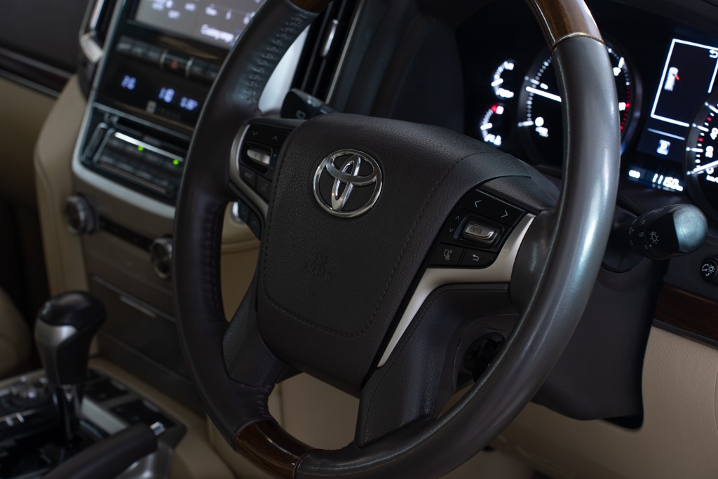 TOYOTA LAND CRUISER LC200 VX