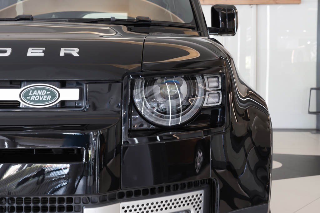 Land Rover Defender P300 110 HSE