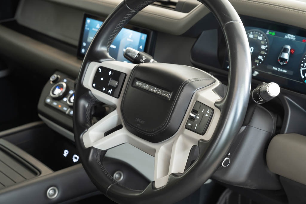 Land Rover Defender P300 110 HSE