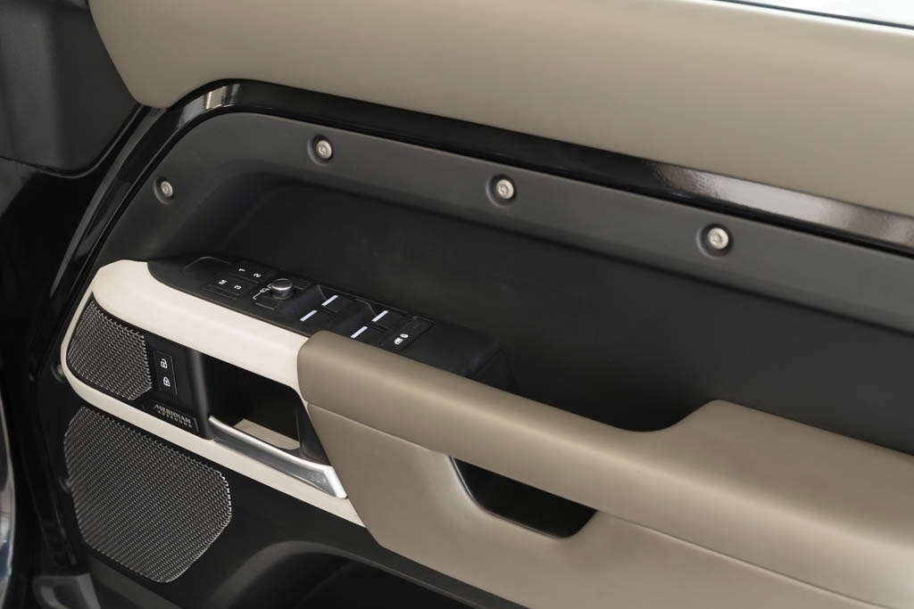 Land Rover Defender P300 110 HSE