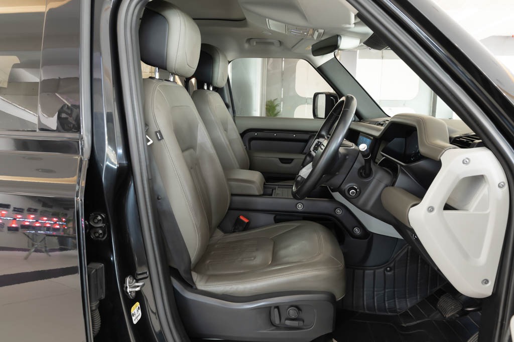 Land Rover Defender P300 110 HSE