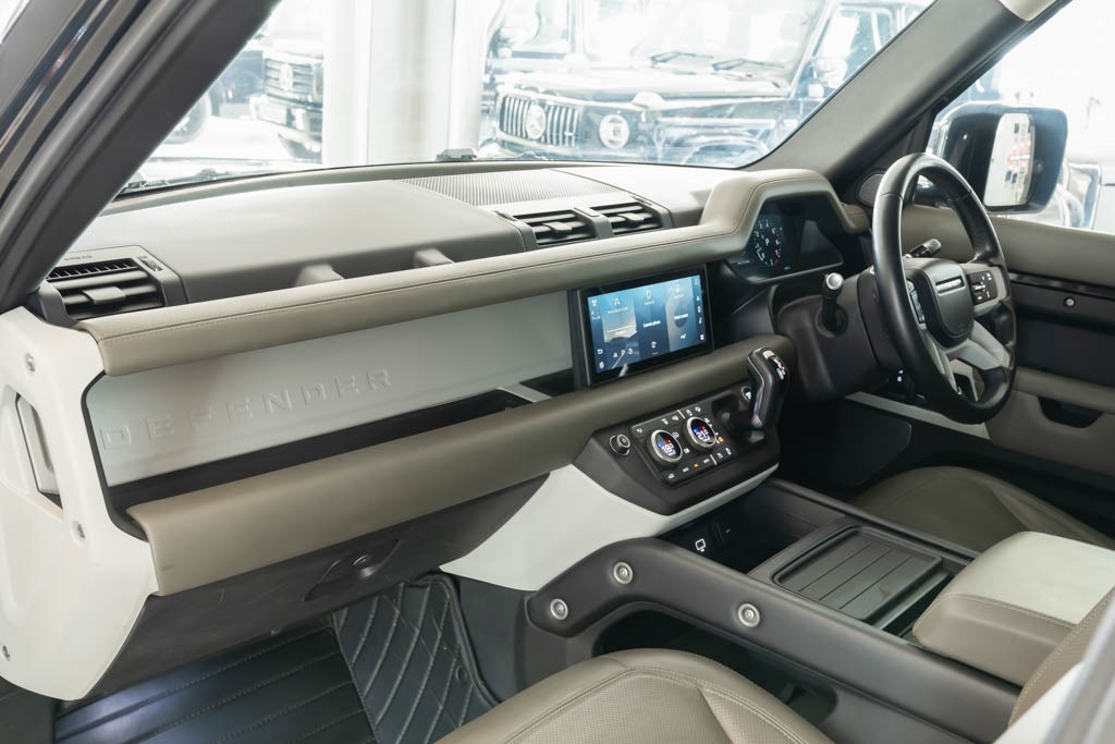 Land Rover Defender P300 110 HSE