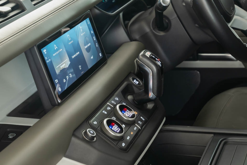 Land Rover Defender P300 110 HSE