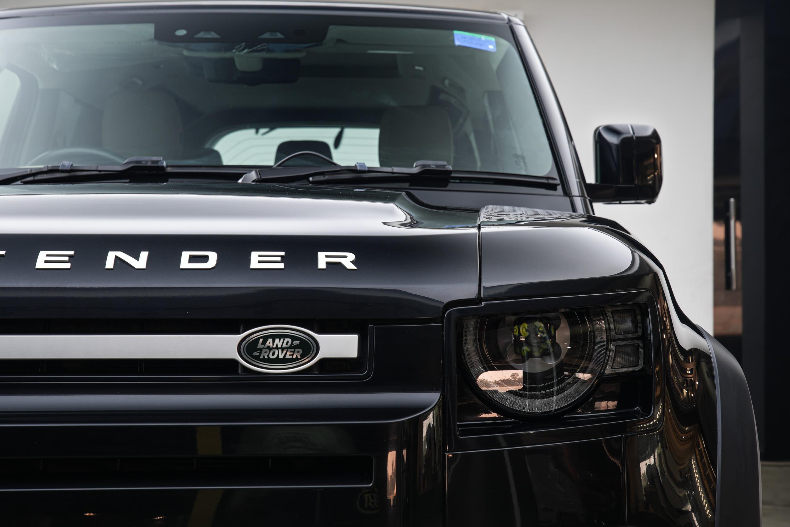 LAND ROVER DEFENDER P300 110 SE