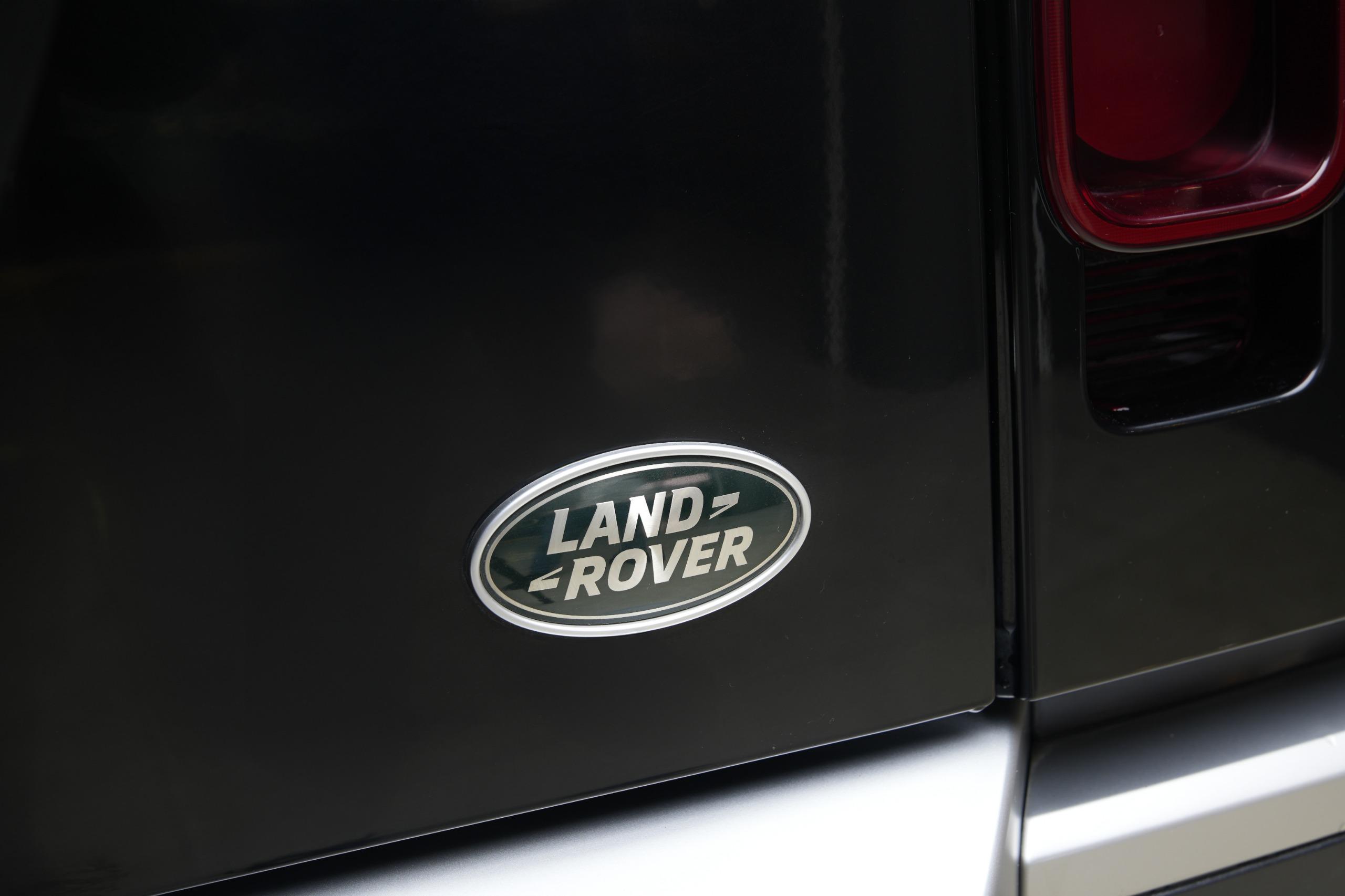 LAND ROVER DEFENDER P300 110 SE