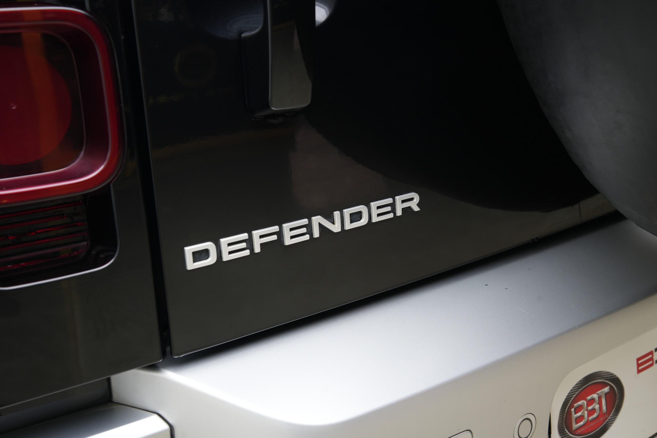 LAND ROVER DEFENDER P300 110 SE