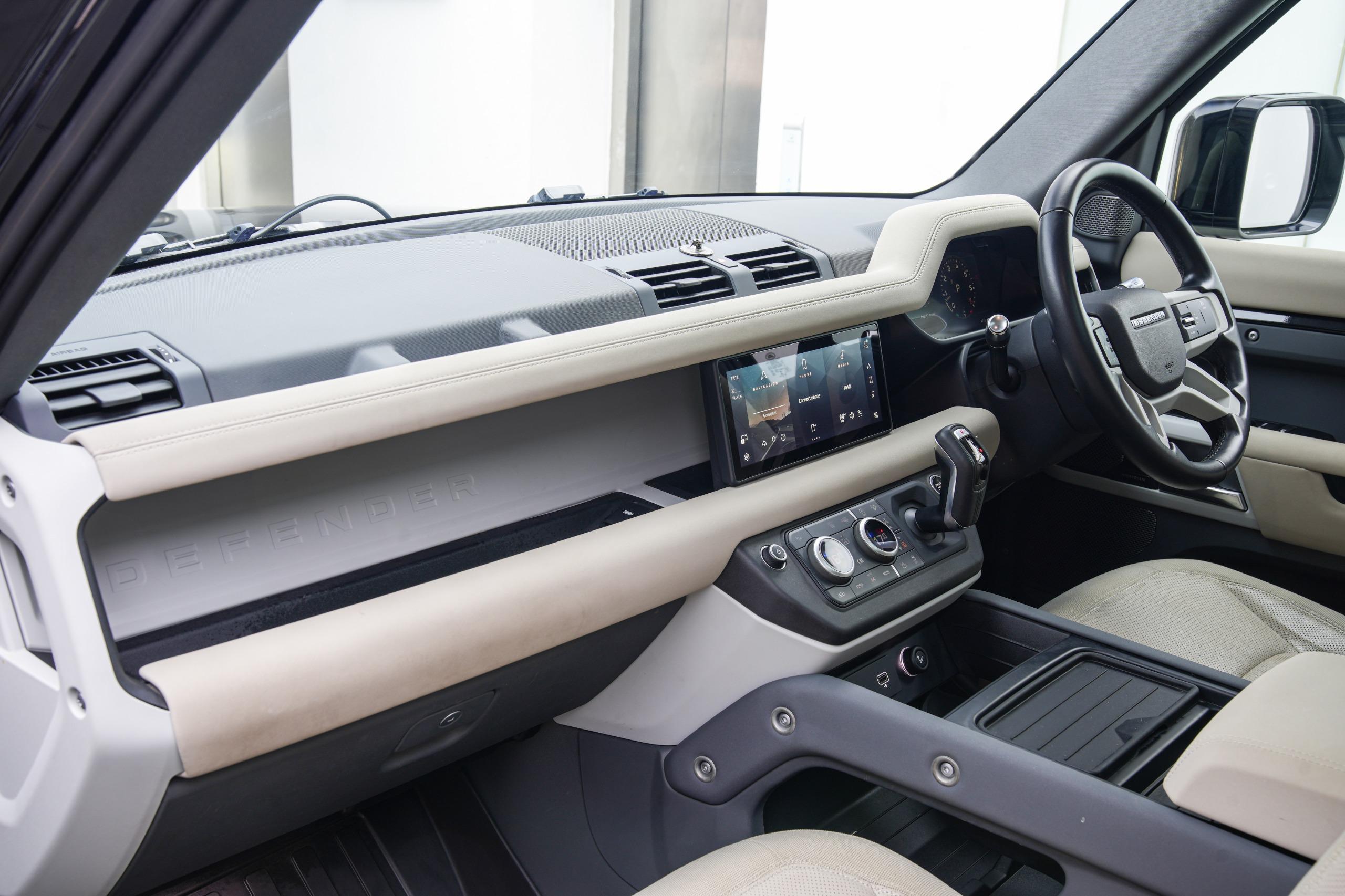 LAND ROVER DEFENDER P300 110 SE