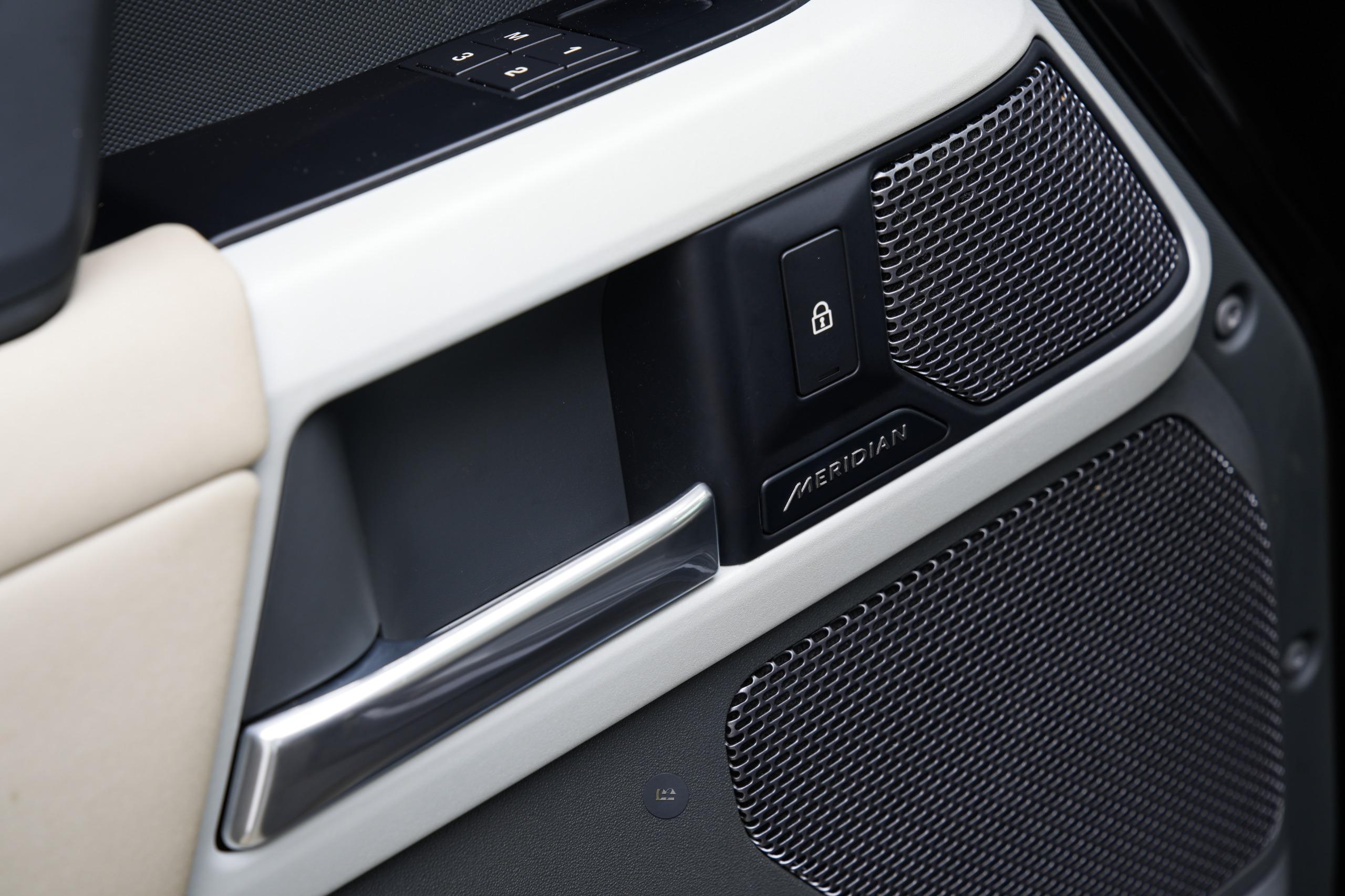 LAND ROVER DEFENDER P300 110 SE