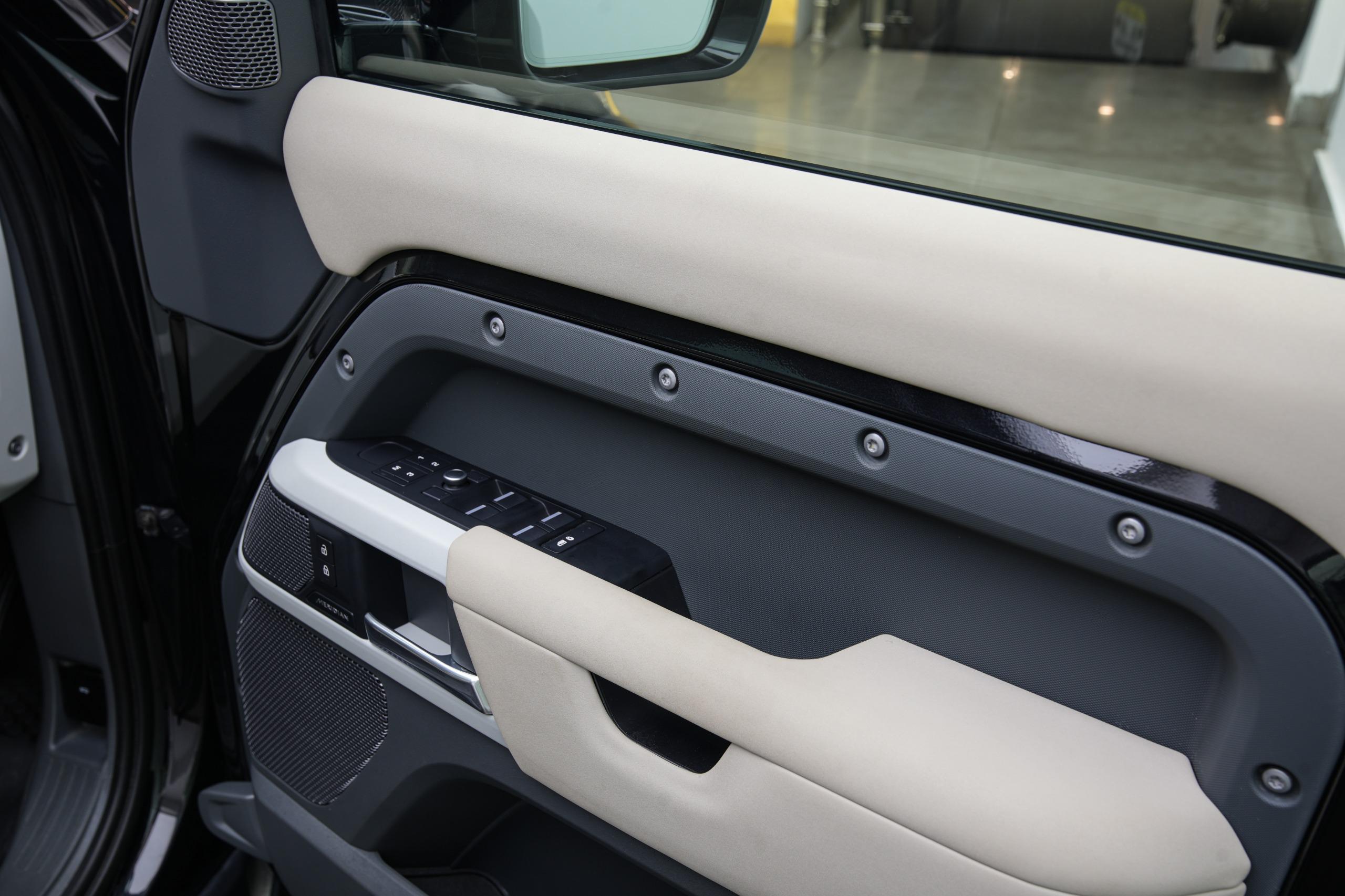 LAND ROVER DEFENDER P300 110 SE