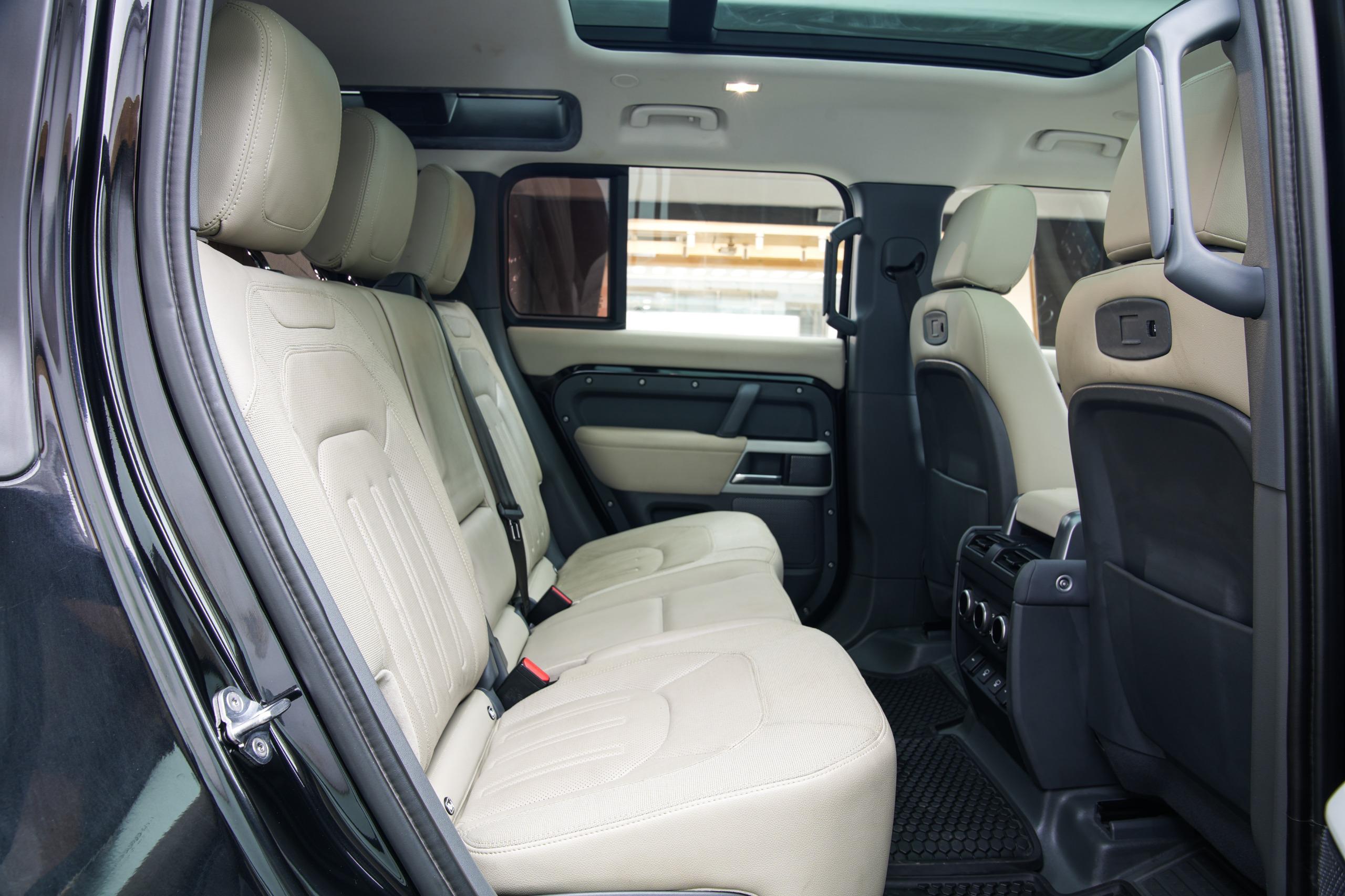 LAND ROVER DEFENDER P300 110 SE