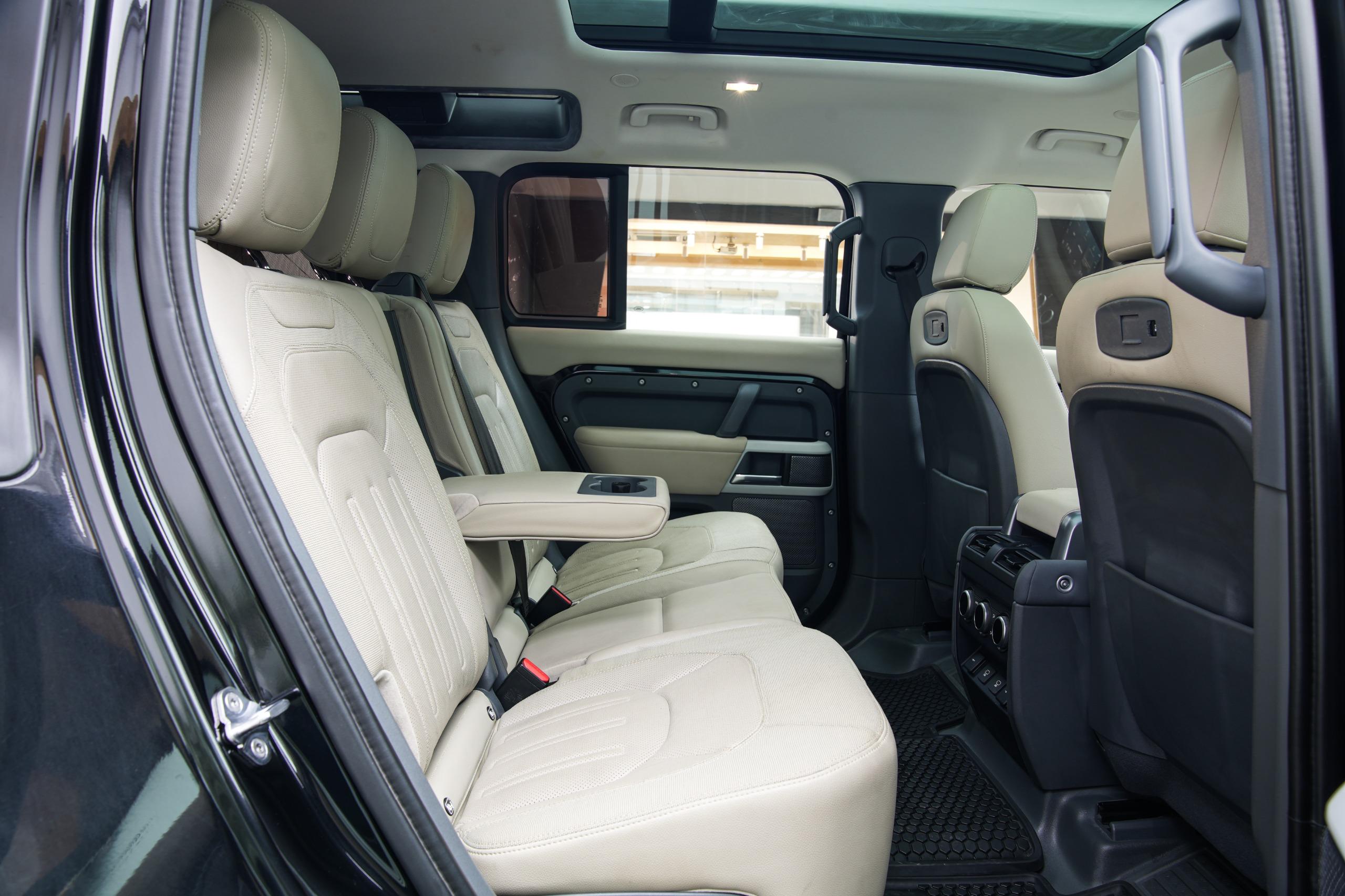 LAND ROVER DEFENDER P300 110 SE