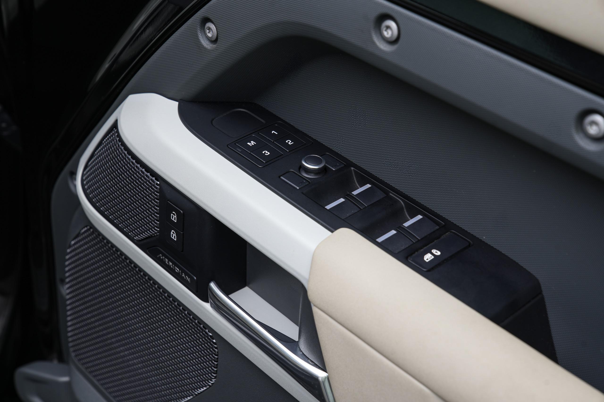 LAND ROVER DEFENDER P300 110 SE