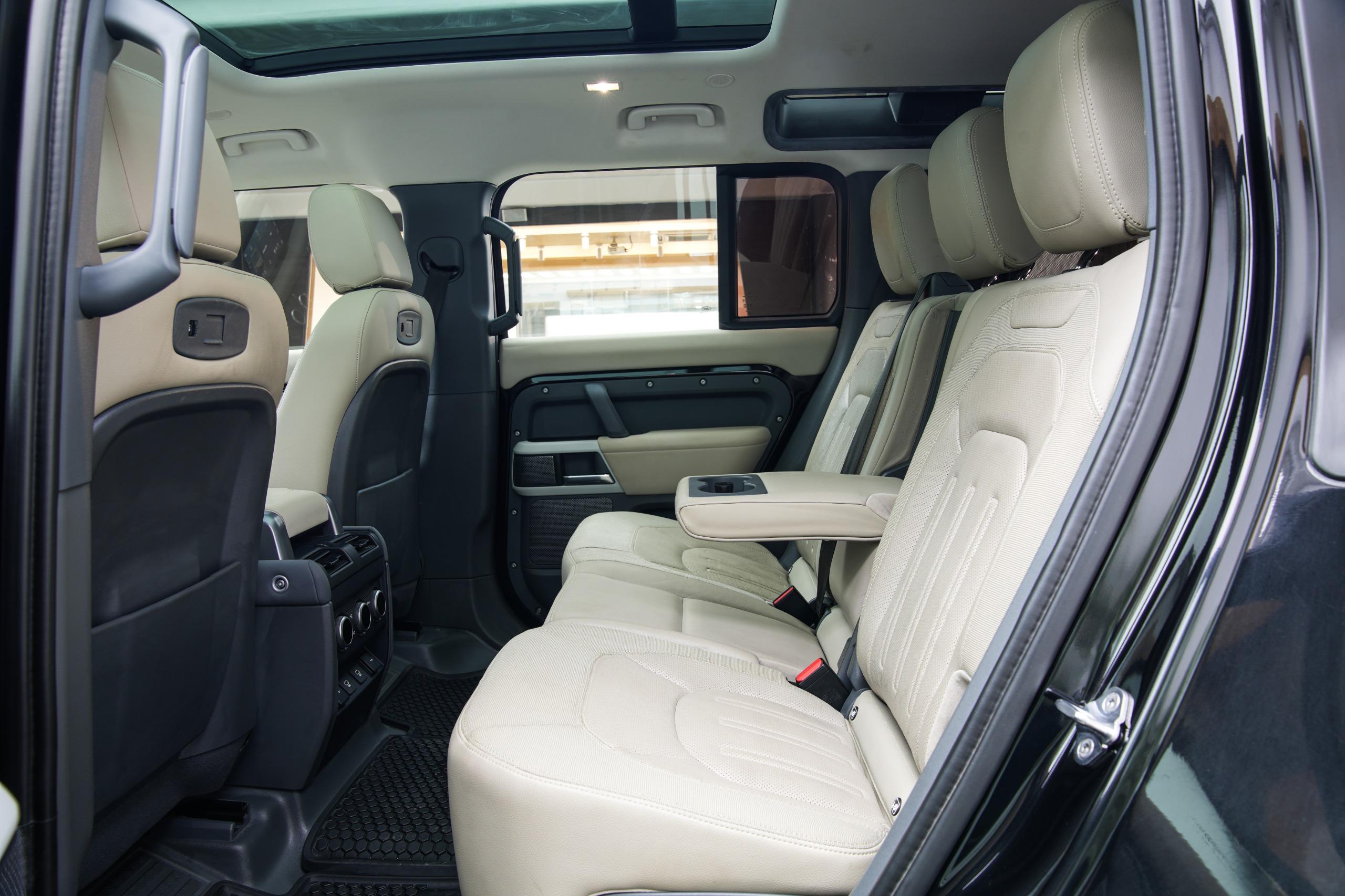 LAND ROVER DEFENDER P300 110 SE