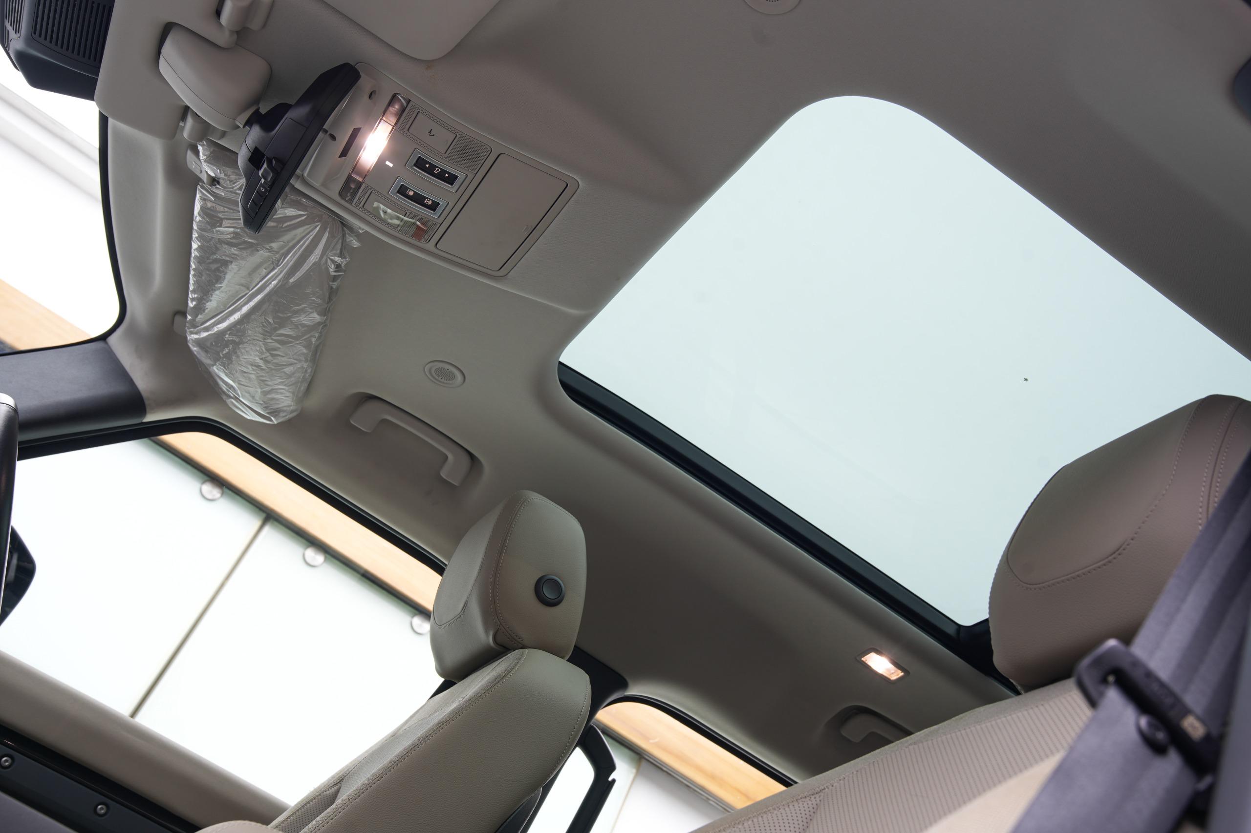 LAND ROVER DEFENDER P300 110 SE