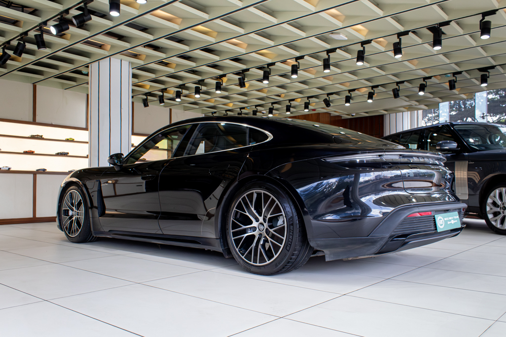 Porsche Taycan Turbo 