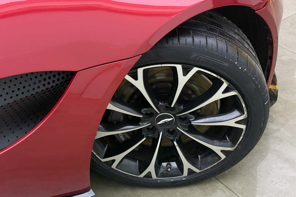 Aston Martin Vantage V8