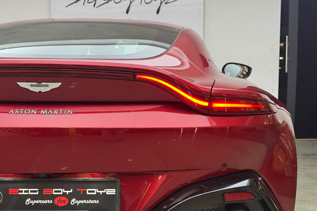 Aston Martin Vantage V8