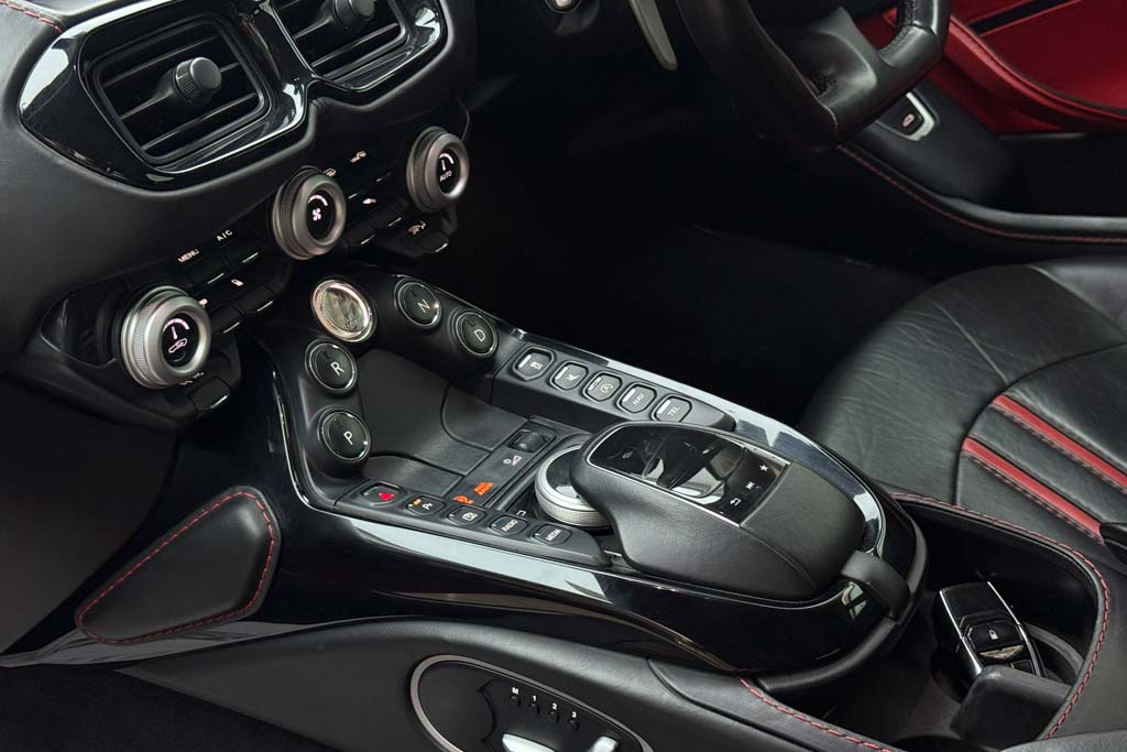 Aston Martin Vantage V8