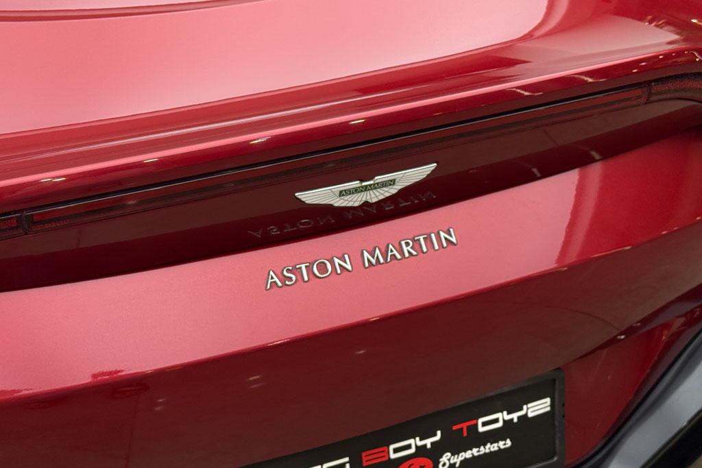 Aston Martin Vantage V8