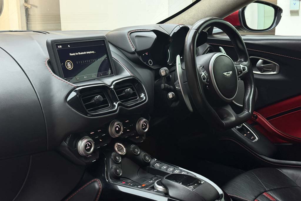 Aston Martin Vantage V8