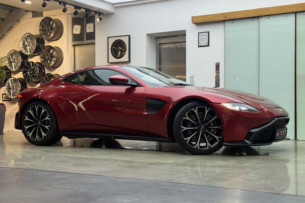 Aston Martin Vantage V8