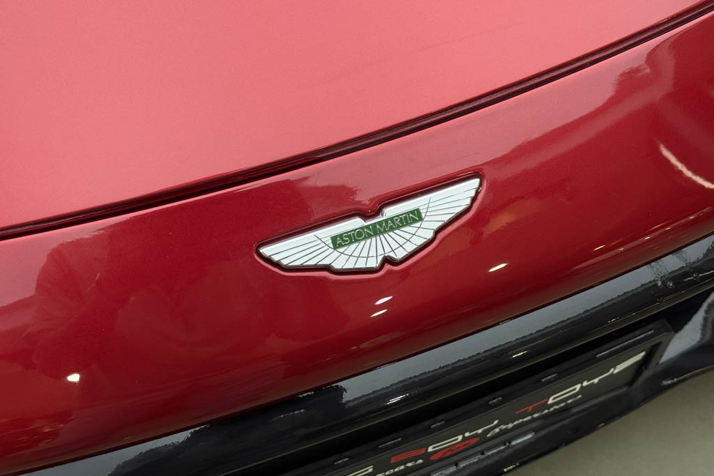 Aston Martin Vantage V8