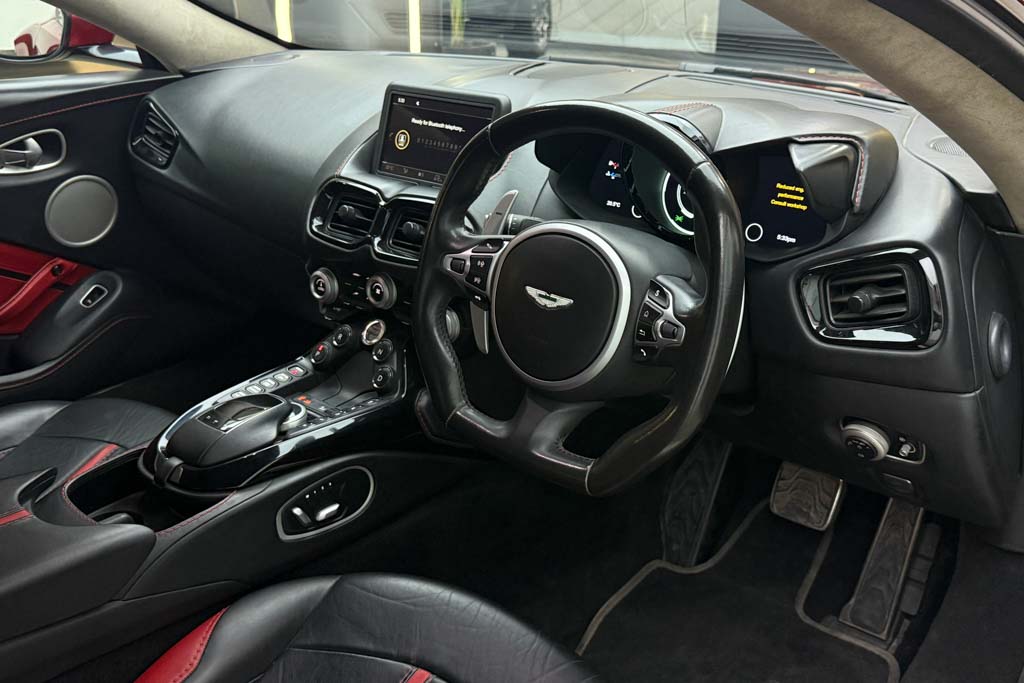 Aston Martin Vantage V8