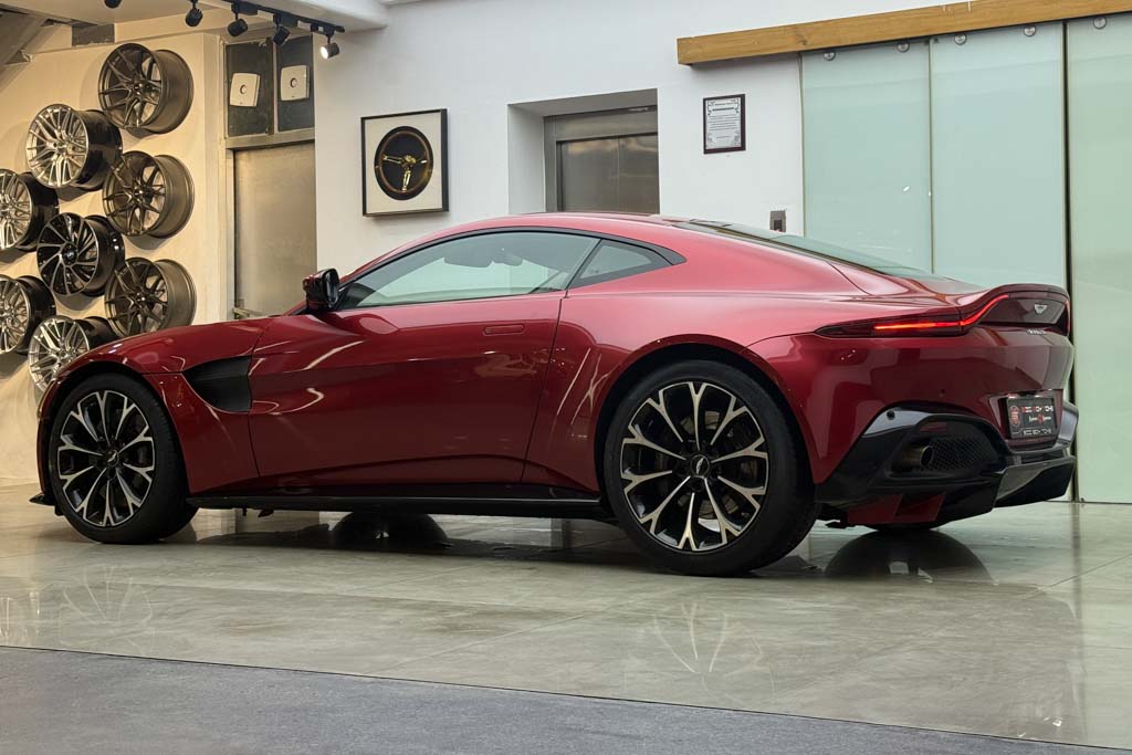 Aston Martin Vantage V8