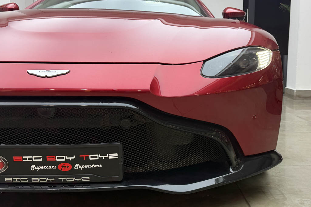 Aston Martin Vantage V8