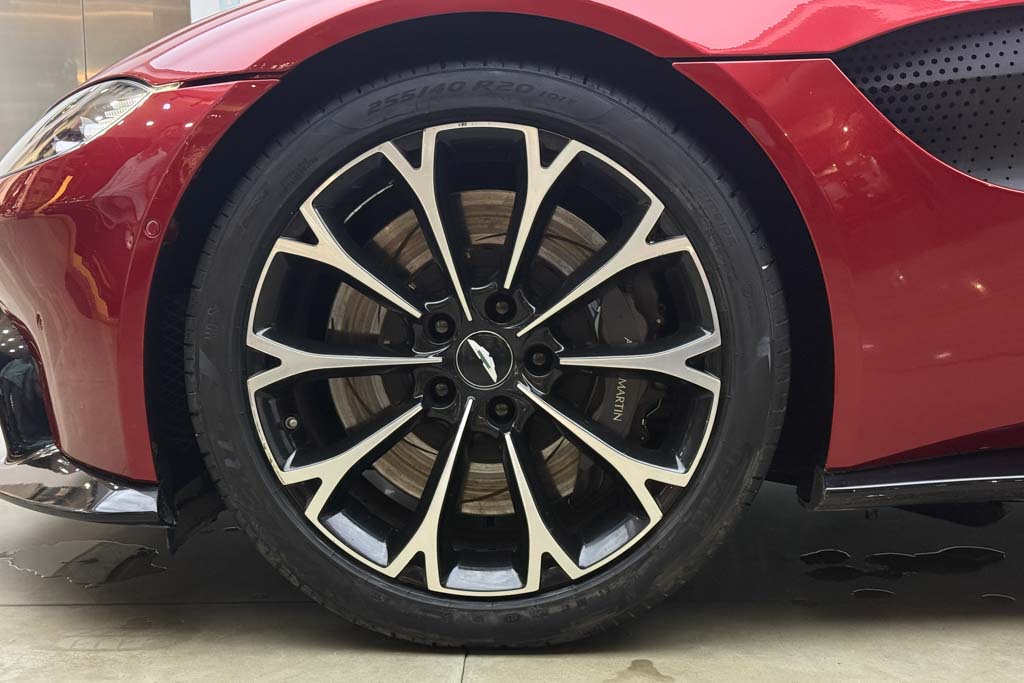 Aston Martin Vantage V8